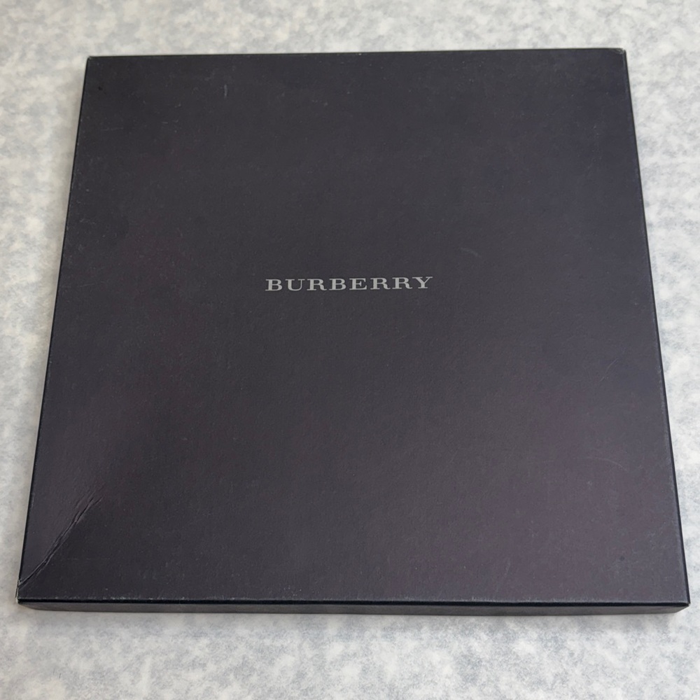 Burberry - Picture 8 of 17